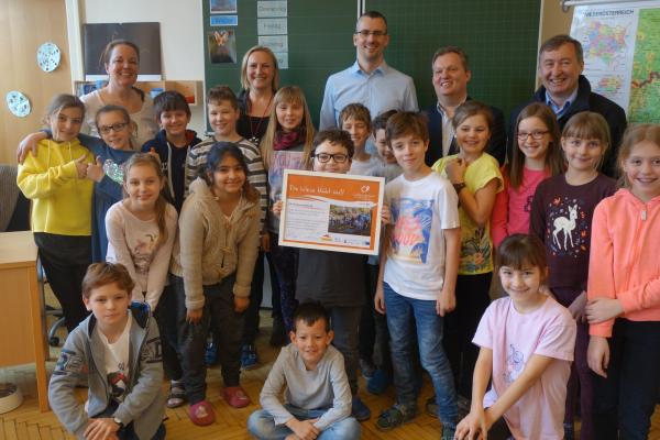 Die Kinder der Klasse 4a mit (v.l.n.r.) Klassenlehrerin Lisbeth Weickert, Direktorin Sylvia Graser, Vizebürgermeister Mag. Roland Honeder, Umweltgemeinderat und BPWW-Botschafter Leopold Spitzbart, BPWW-Direktor Dr. Herbert Greisberger.