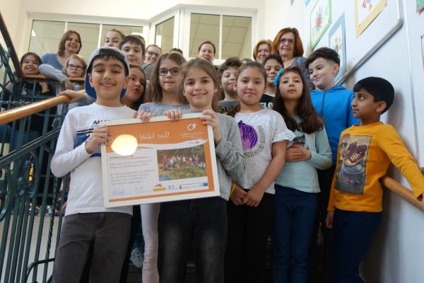 Die Kinder der Klasse 3c der VS Rötzergasse in Hernals mit (v.l.n.r.) Klassenlehrerin Doris Zwickle, Klassenlehrerin Elisabeth Simhandl, BPWW-Projektleiterin Mag.<sup>a</sup> Johanna Scheiblhofer, Bezirksvorsteherin Dr.<sup>in</sup> Ilse Pfeffer und Direktorin OSRn VDn Gerlinde Holzinger.