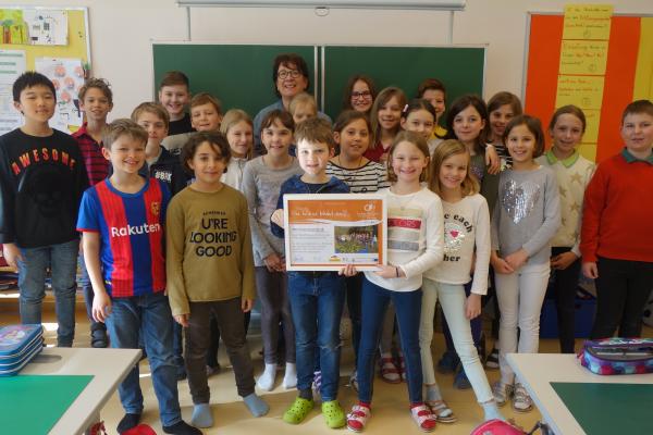 Die SchülerInnen der Klasse 4b der VBS Scheibenbergstraße in Währing mit Klassenlehrerin Eva Graser.