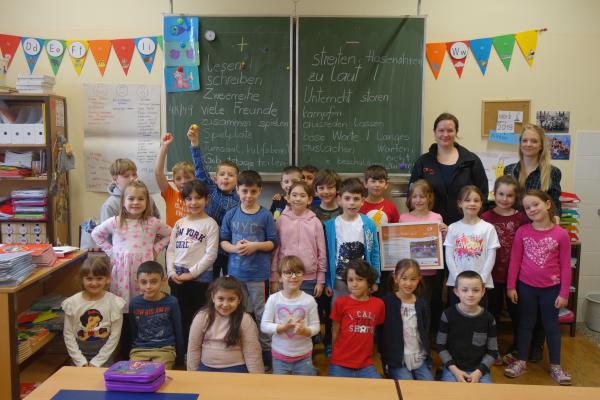 Die Kinder der Klasse 1b der OVS Korbgasse in Liesing mit (v.l.n.r.) BPWW-Projektleiterin Mag.<sup>a</sup> Johanna Scheiblhofer und Klassenlehrerin Lisa Klein.