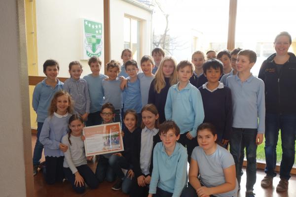 Die Kinder der Klasse 4b der PVS St. Ursula in Liesing mit BPWW-Projektleiterin Mag.<sup>a</sup> Johanna Scheiblhofer.
