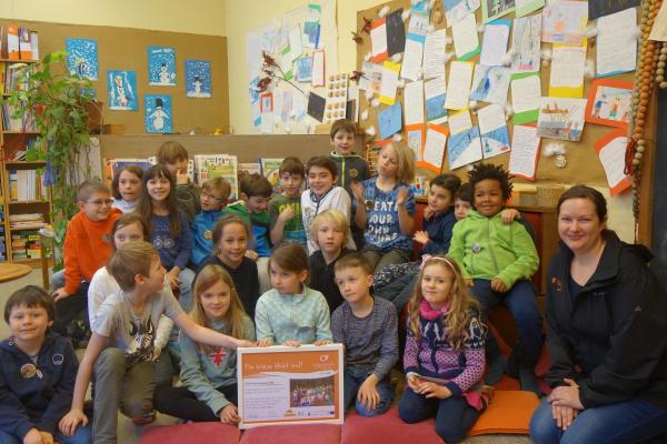 Die Kinder der Klasse MSK der Regenbogenschule Dirmhirngasse in Liesing mit BPWW-Projektleiterin Mag.<sup>a</sup> Johanna Scheiblhofer.