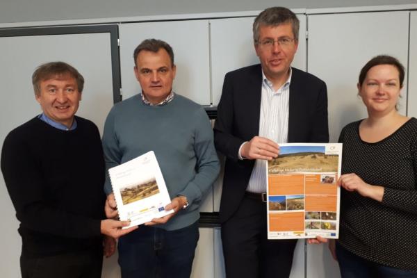 Biosphärenpark Direktor Dr. Herbert Greisberger und Biosphärenpark Mitarbeiterin Mag. Johanna Scheiblhofer übergaben den Gemeindebericht an Bürgermeister Martin Schuster und Gemeinderat Franz Breitenecker