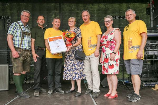 Die Wienerwälderin 2019 Gerda Stojaspal aus Mauerbach (Bildmitte) mit ihren GratulantInnen (v.l.n.r.) LAbg. Christoph Kainz vom Land NÖ, DI Alexander Mrkvicka von der Stadt Wien, Biosphärenpark-Direktor Dr. Herbert Greisberger, Bgm. Pressbaum Josef Schmidl-Haberleitner, Vize-Bgmin Irene Wallner-Hofhansl sowie Geschäftsführer vom Wienerwald Tourismus Christoph Vielhaber.