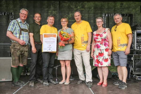 Die neue Biosphärenpark-Botschafterin aus Neustift Innermanzing Bgmin Irmgard Schibich inmitten von (v.l.n.r.) LAbg. Christoph Kainz vom Land NÖ, DI Alexander Mrkvicka von der Stadt Wien, Biosphärenpark-Direktor Dr. Herbert Greisberger, Bgm. Pressbaum Josef Schmidl-Haberleitner, Vize-Bgmin Irene Wallner-Hofhansl sowie Geschäftsführer vom Wienerwald Tourismus Christoph Vielhaber.