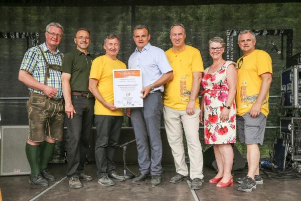 Der neue Biosphärenpark-Botschafter aus Perchtoldsdorf GR Franz Breitenecker inmitten von (v.l.n.r.) LAbg. Christoph Kainz vom Land NÖ, DI Alexander Mrkvicka von der Stadt Wien, Biosphärenpark-Direktor Dr. Herbert Greisberger, Bgm. Pressbaum Josef Schmidl-Haberleitner, Vize-Bgmin Irene Wallner-Hofhansl sowie Geschäftsführer vom Wienerwald Tourismus Christoph Vielhaber.