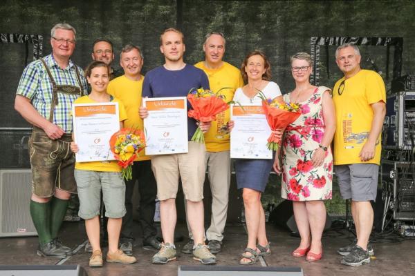 Die prämierten „Freiwilligen HelferInnen“ Bianca Wittmann aus Wien, Stefan Bürschgens aus Wien und DIin Ilse Wrbka-Fuchsig vom Naturschutzbund Niederösterreich Ortsgruppe Klosterneuburg (im Bild mit Urkunde v.l.n.r.) mit den GratulantInnen. (Nicht am Bild: Susanne Lambropoulos aus Berndorf und Mag.a Ursula Plass von der AHS St. Ursula/Wien.)