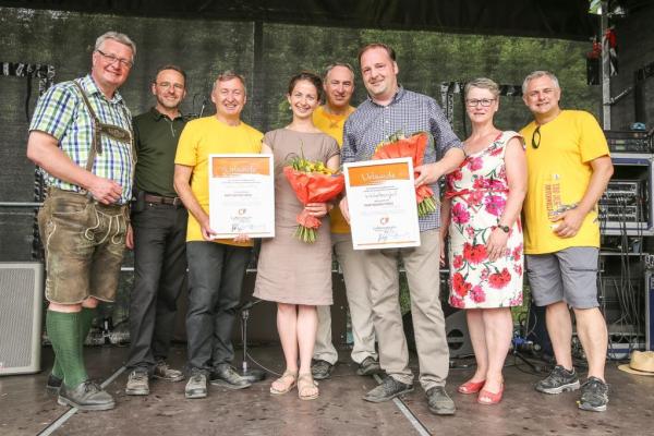 LAbg. Christoph Kainz von Land NÖ, DI Alexander Mrkvicka von der Stadt Wien, Biosphärenpark-Direktor Dr. Herbert Greisberger, Bgm. Pressbaum Josef Schmidl-Haberleitner, Vize-Bgmin Irene Wallner-Hofhansl sowie Geschäftsführer vom Wienerwald Tourismus Christoph Vielhaber hießen die zwei neuen Partnerbetriebe willkommen: Julia Herzog vom Weingut und Brunnengassenheuriger Herzog aus Bad Vöslau/Gainfarn und Karl Breitenseher vom Winkelberghof aus Grub (vorne im Bild mit Blumensträußen)