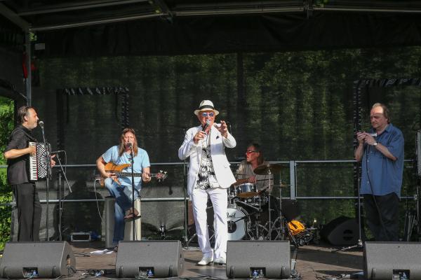 Den Abschluss bildete das Open Air-Konzert mit Louie Austen und Band.