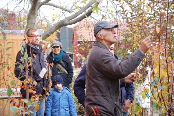 Die anwesenden ExpertInnen und Baumschulen bieten Beratung zu Baumpflege, Tipps für die Pflanzung und nachhaltige Gartengestaltung. Darüber hinaus gibt es die Möglichkeit, gleich einen passenden neuen Obstbaum für seinen eigenen Garten zu erstehen.