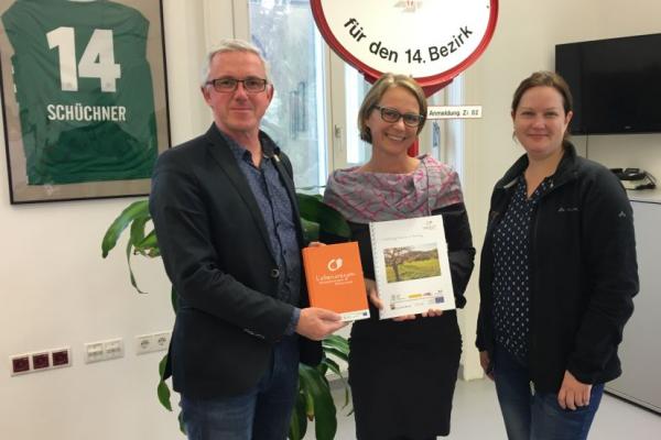 Biosphärenpark Direktor DI Andreas Weiß (l.) und Projektleiterin Mag. Johanna Scheiblhofer (r.) übergaben die Ergebnisse des Gemeindebezirksberichts des Wiener Gemeindebezirks Penzing an Bezirksvorsteherin Michaela Schüchner (Mitte).