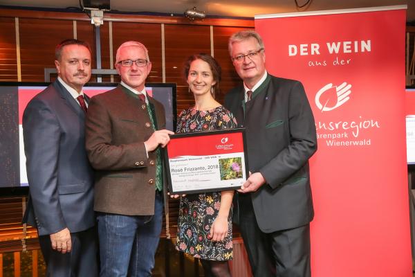 Wiener LAbg. Ernst Holzmann (l.), Biosphärenpark Direktor DI Andreas Weiß (2.v.l.) und NÖ LAbg. Christoph Kainz (r.) gratulieren dem Weingut Herzog zum Top Winzer und den Sieg in der Kategorie Perl- und Schaumwein.