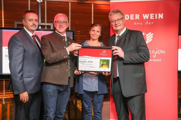 Wiener LAbg. Ernst Holzmann (l.), Biosphärenpark Direktor DI Andreas Weiß (2.v.l.) und NÖ LAbg. Christoph Kainz (r.) gratulieren dem Weingut Hauerhof 99 zum Kategoriesieg Roséwein.