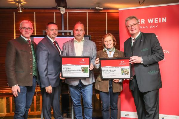 Biosphärenpark Direktor DI Andreas Weiß (l.), Wiener LAbg. Ernst Holzmann (2.v.l.) und NÖ LAbg. Christoph Kainz (r.) gratulieren den ex aequo-SiegerInnen Wein & Heuriger Pferschy-Seper und dem Weingut Hannes Hofer in der der Kategorie Weißwein schwer mit Holz.