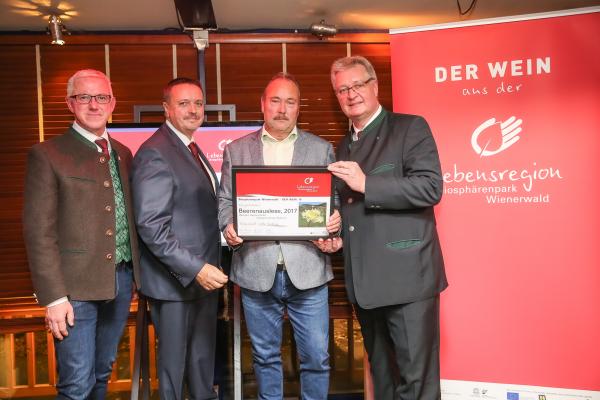 Biosphärenpark Direktor DI Andreas Weiß (l.), Wiener LAbg. Ernst Holzmann (2.v.l.) und NÖ LAbg. Christoph Kainz (r.) gratulieren dem Weingut Hannes Hofer zum Kategoriesieg Süßwein.