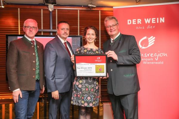 Biosphärenpark Direktor DI Andreas Weiß (l.), Wiener LAbg. Ernst Holzmann (2.v.l.) und NÖ LAbg. Christoph Kainz (r.) gratulieren dem Weingut Herzog und Brunngassenheuriger zum Top-Winzer 2019.