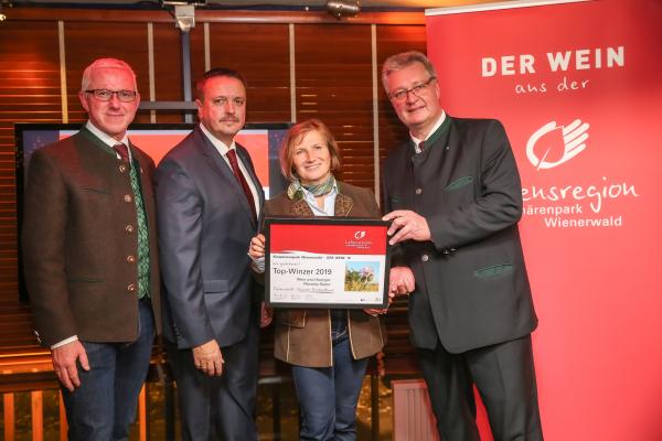 Biosphärenpark Direktor DI Andreas Weiß (l.), Wiener LAbg. Ernst Holzmann (2.v.l.) und NÖ LAbg. Christoph Kainz (r.) gratulieren dem Wein & Heurigen Pferschy-Seper zum Top-Winzer 2019.