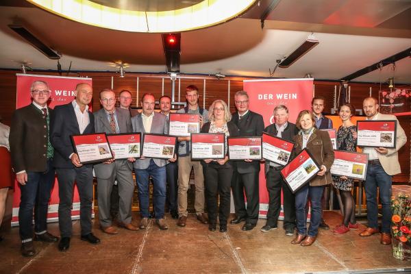 Biosphärenpark Direktor DI Andreas Weiß (ganz links), der Wiener LAbg. Ernst Holzmann (6. v. links) und NÖ LAbg. Christoph Kainz (6. v. rechts) gratulieren den Top WinzerInnen 2019: (v.l.n.r.) Weingut Gebeshuber, Weingut Schaflerhof, Weinbau Barbach, Weingut Hannes Hofer, Heurigenweingut Frühwirth, Winzerhof Landauer-Gisperg, Weingut Schneider, Wein und Heuriger Pferschy-Seper, Weingut und Buschenschank und Heuriger Fischer-Kügerl, Weingut Herzog und Brunnengassenheuriger, Wein und Heuriger Daniel Plos.