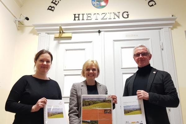 Biosphärenpark Direktor DI Andreas Weiß (r.) und Projektleiterin Mag. Johanna Scheiblhofer (l.) übergaben die Ergebnisse des Gemeindebezirksberichts des Wiener Gemeindebezirks Hietzing an Bezirksvorsteherin Mag. Silke Kobald (Mitte).