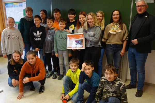 NMS Alland 2a:  Klassenlehrerin Gerda Schulz, Biosphärenpark-Botschafterin Jenny Baer-Pásztory, Biosphärenpark-Direktor Andreas Weiß