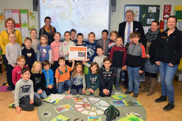 VS Karl Stingl 2a: Klassenlehrerin Manuela Kettner, Elternvertreterinnen Christine Bauer-Vasko und Sabine Nistelberger, Geschäftsführer Naturpark Föhrenberge Markus Wildeis, Biosphärenpark-Projektleiterin Johanna Scheiblhofer bei der Urkundenübergabe