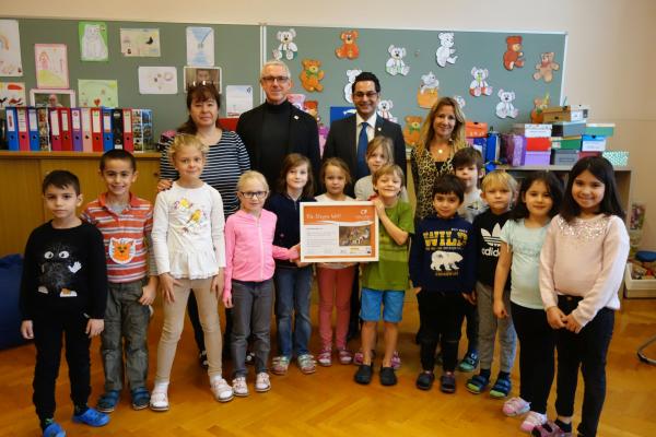 VS Pottenstein 1a: Klassenlehrerin Andrea Kroh, Biosphärenpark-Direktor Andreas Weiß, Bürgermeister Daniel Pongratz, Direktorin Kathrin Bortolotti