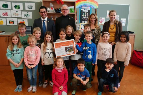 VS Pottenstein 1b: Bürgermeister Daniel Pongratz, Biosphärenpark-Direktor Andreas Weiß, Direktorin Kathrin Bortolotti, Klassenlehrerin Viktoria Martschini