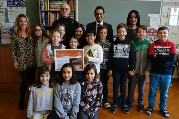 VS Pottenstein 4a: Direktorin Kathrin Bortolotti, Biosphärenpark-Direktor Andreas Weiß, Bürgermeister Daniel Pongratz, Klassenlehrerin Ingrid Fuchs