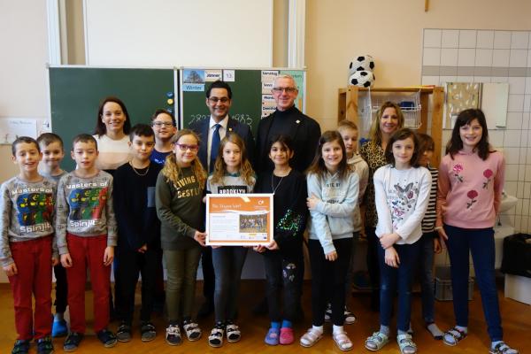 VS Pottenstein 4b: Klassenlehrerin Anja Stuhl, Bürgermeister Daniel Pongratz, Biosphärenpark-Direktor Andreas Weiß, Direktorin Kathrin Bortolotti