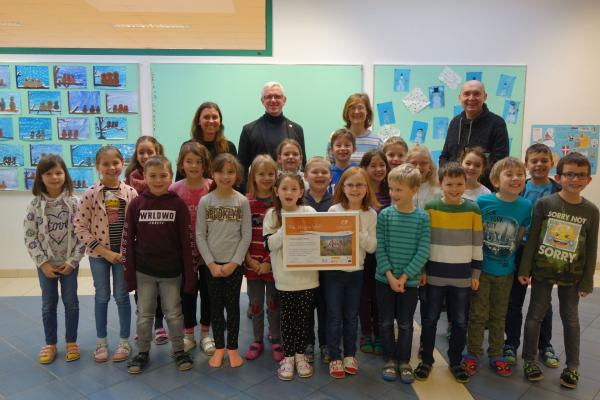 VS Wienerwald 2. Klasse: Klassenlehrerin Sylvia Wlaschitz, Biosphärenpark-Direktor Andreas Weiß, Direktorin Hermine Noth, Bürgermeister Michael Krischke