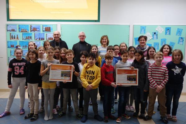 VS Wienerwald 4. Klasse: Bürgermeister Michael Krischke, Biosphärenpark-Direktor Andreas Weiß, Direktorin Hermine Noth, Klassenlehrerin Gabriele Holzer bei der Urkundenübergabe