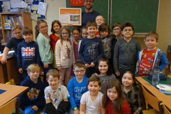 VS Am Platz 2c mit Klassenlehrer Jakob Handstanger bei der Urkundenübergabe