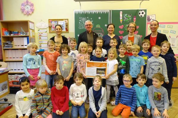 VS Mondweg 1a mit Klassenlehrerin Ursula Schiebel, Biosphärenpark Direktor Andreas Weiß, Biosphärenpark Projektleiterin Johanna Scheiblhofer, Bezirksvorsteherin Michaela Schüchner und Direktorin Gerlinde Marek bei der Urkundenübergabe.