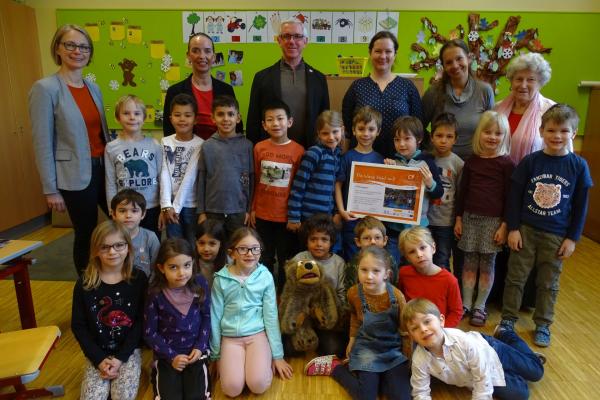 VS Mondweg 1c mit Bezirksvorsteherin Michaela Schüchner, Direktorin Gerlinde Marek, Biosphärenpark Direktor Andreas Weiß, Biosphärenpark Projektleiterin Johanna Scheiblhofer, Klassenlehrerin Patricia Fischer und Edith Bluschke bei der Urkundenübergabe.