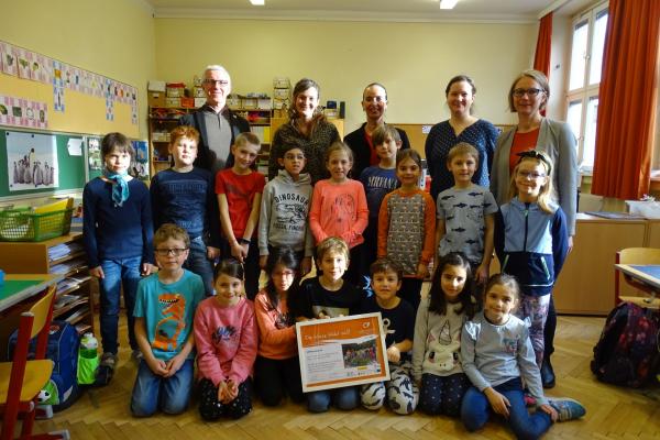 VS Mondweg 2b mit Biosphärenpark Direktor Andreas Weiß, Klassenlehrerin Stephanie Cram, Direktorin Gerlinde Marek, Biosphärenpark Projektleiterin Johanna Scheiblhofer und Bezirksvorsteherin Michaela Schüchner bei der Urkundenübergabe.