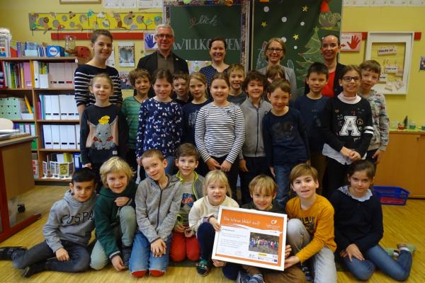 VS Mondweg 2c mit Klassenlehrerin Julia Zimmermann, Biosphärenpark Direktor Andreas Weiß, Biosphärenpark Projektleiterin Johanna Scheiblhofer, Bezirksvorsteherin Michaela Schüchner und Direktorin Gerlinde Marek bei der Urkundenübergabe.