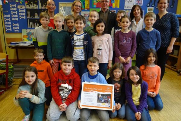 VS Mondweg 3a mit Direktorin Gerlinde Marek, Bezirksvorsteherin Michaela Schüchner, Biosphärenpark Direktor Andreas Weiß, Klassenlehrerin Ingrid Schuste und Biosphärenpark Projektleiterin Johanna Scheiblhofer bei der Urkundenübergabe.