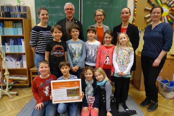 VS Mondweg 3c mit Lehrerin Julia Zimmermann, Biosphärenpark Direktor Andreas Weiß, Bezirksvorsteherin Michaela Schüchner, Direktorin Gerlinde Marek und Biosphärenpark Projektleiterin Johanna Scheiblhofer bei der Urkundenübergabe.