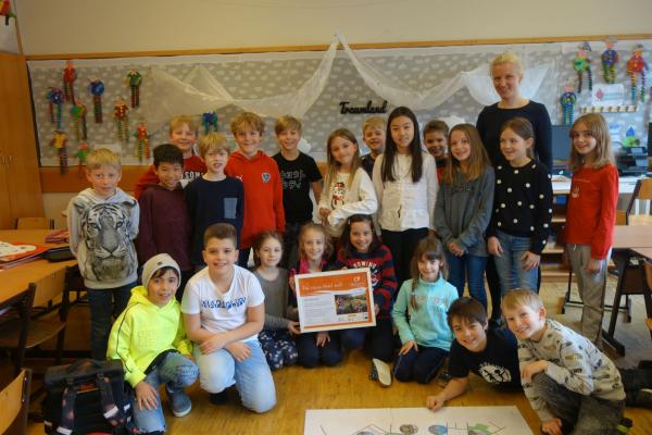 VS Knollgasse 3b mit Klassenlehrerin Katharina Hahn bei der Urkundenübergabe