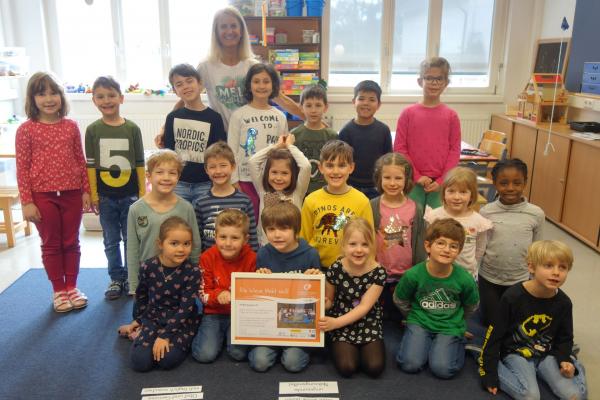 OVS Bendagasse 1c mit Klassenlehrerin Christa Provaznik bei der Urkundenübergabe.