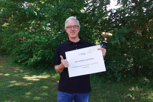 Biosphärenpark-Direktor DI Andreas Weiß gratuliert dem Team "les enfants terribles" aus Wien zum 1. Platz bei der Biosphärenpark Cup 2020 Online Challenge.