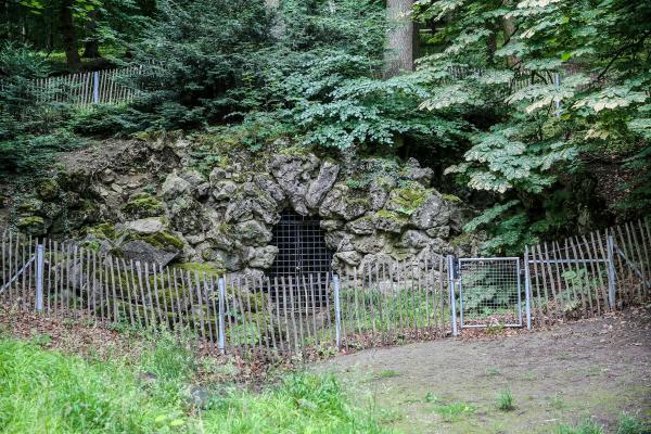 In der ehemaligen Badegrotte im Pötzleinsdorfer Schlosspark.