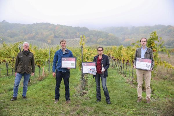 Biosphärenpark Direktor DI Andreas Weiß (ganz links) gratuliert den PreisträgerInnen 2020 aus der Region Baden: (v.l.n.r.) Heurigenweingut Frühwirth (sowohl Kategoriesieger als auch Top Winzer), Weingut Herzog und Brunnengassenheuriger (sowohl Kategoriesieger als auch Top Winzer) und Weingut Stadlmann (Sieger in zwei Kategorien).