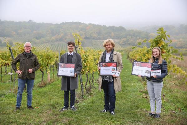  Biosphärenpark Direktor DI Andreas Weiß (ganz links) gratuliert den PreisträgerInnen 2020 aus der Region Mödling: Weingut Johannes Gebeshuber (sowohl Kategoriesieger als auch Top Winzer) und Wein und Heuriger Pferschy-Seper (Top Winzer) - nicht im Bild: Kategoriesieger Weinbau Barbach.