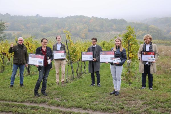 Biosphärenpark Direktor DI Andreas Weiß (ganz links) gratuliert den KategoriesiegerInnen 2020: (v.l.n.r.) Weingut Herzog und Brunnengassenheuriger (sowohl Kategoriesieger als auch Top Winzer), Weingut Stadlmann (Sieger in zwei Kategorien), Weingut Gebeshuber (sowohl Kategoriesieger als auch Top Winzer) und dem TOP Winzer Wein und Heuriger Pferschy-Seper (nicht am Bild die KategoriesiegerInnen Weingut Hauerhoff 99, Heurigenweingut Frühwirth und Weinbau Barbach).