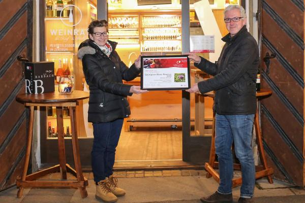 Biosphärenpark Direktor DI Andreas Weiß (rechts) gratuliert Preisträgerin Kathi Prüfert-Barbach von Weinbau Barbach aus Mödling zum ex aequo-Sieg bei der Kategorie Weißwein kräftig.