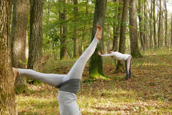 Frau beim Yoga im Wald