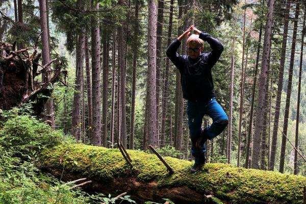 Junge beim Waldyoga