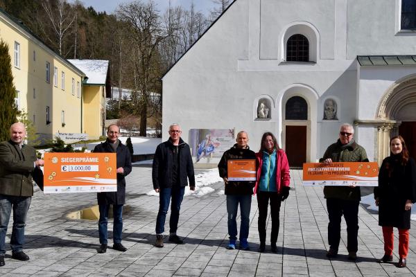 Verein "Run4Joy" - Bewegungsparadies Wienerwald: Im Bild LAbg. Josef Balber, Albrecht Oppitz (Run4Joy), Biosphärenpark Direktor Andreas Weiß, Andrea und Günther Mayer (Run4Joy), Bürgermeister Ludwig Köck, Biosphärenpark Botschafterin Jenny Baer-Pásztory (v.l.)