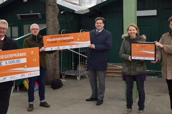 LAbg. Christoph Kainz, Biosphärenpark Direktor Andreas Weiß und Bürgermeister Stefan Szirucsek gratulierten den VertreterInnen des Verein Ökogartl Anna Matejowics und Alexander Todt (v.l.) zu ihrem Siegerprojekt "Ökogartl".